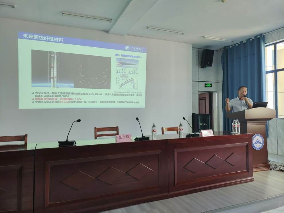 房间的摆设布局描述已自动生成