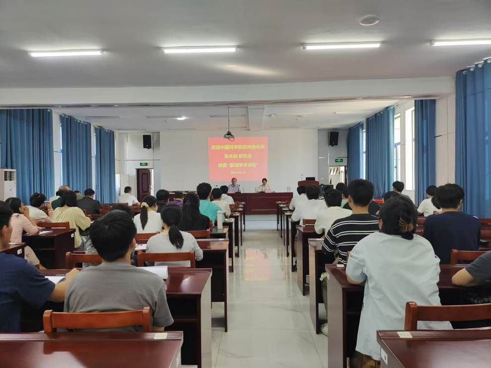 餐厅里的人们描述已自动生成